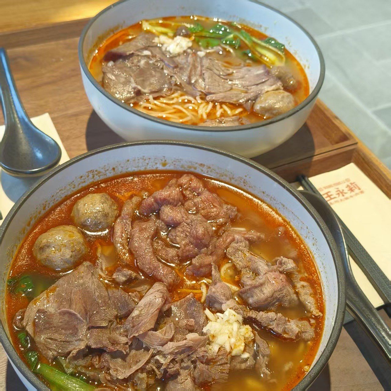 牛肉面的汤底非常浓郁,沙茶酱的味道很足