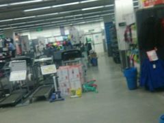 -迪卡侬运动专业超市-停车场