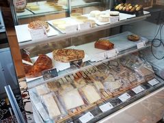 面包甜点陈列柜-老梦面包 CHEZMOREL(三源里店)