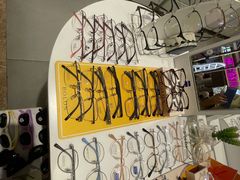 -目上眼镜·蔡司依视路授权(青浦宝龙店)