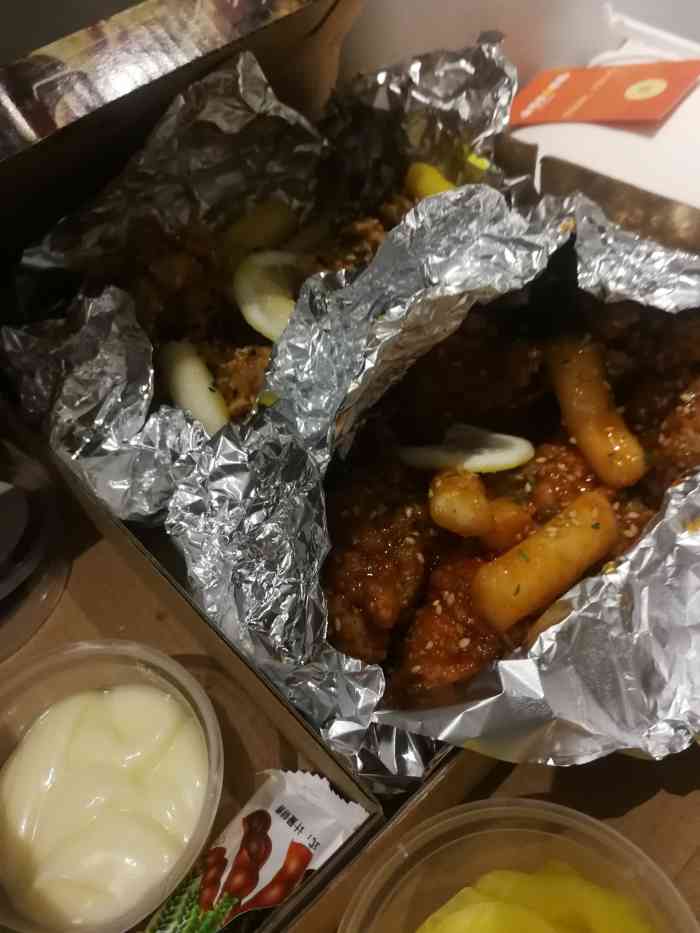 个人觉得金社长炸鸡比较还原韩国炸鸡的口味配上小啤酒,绝了