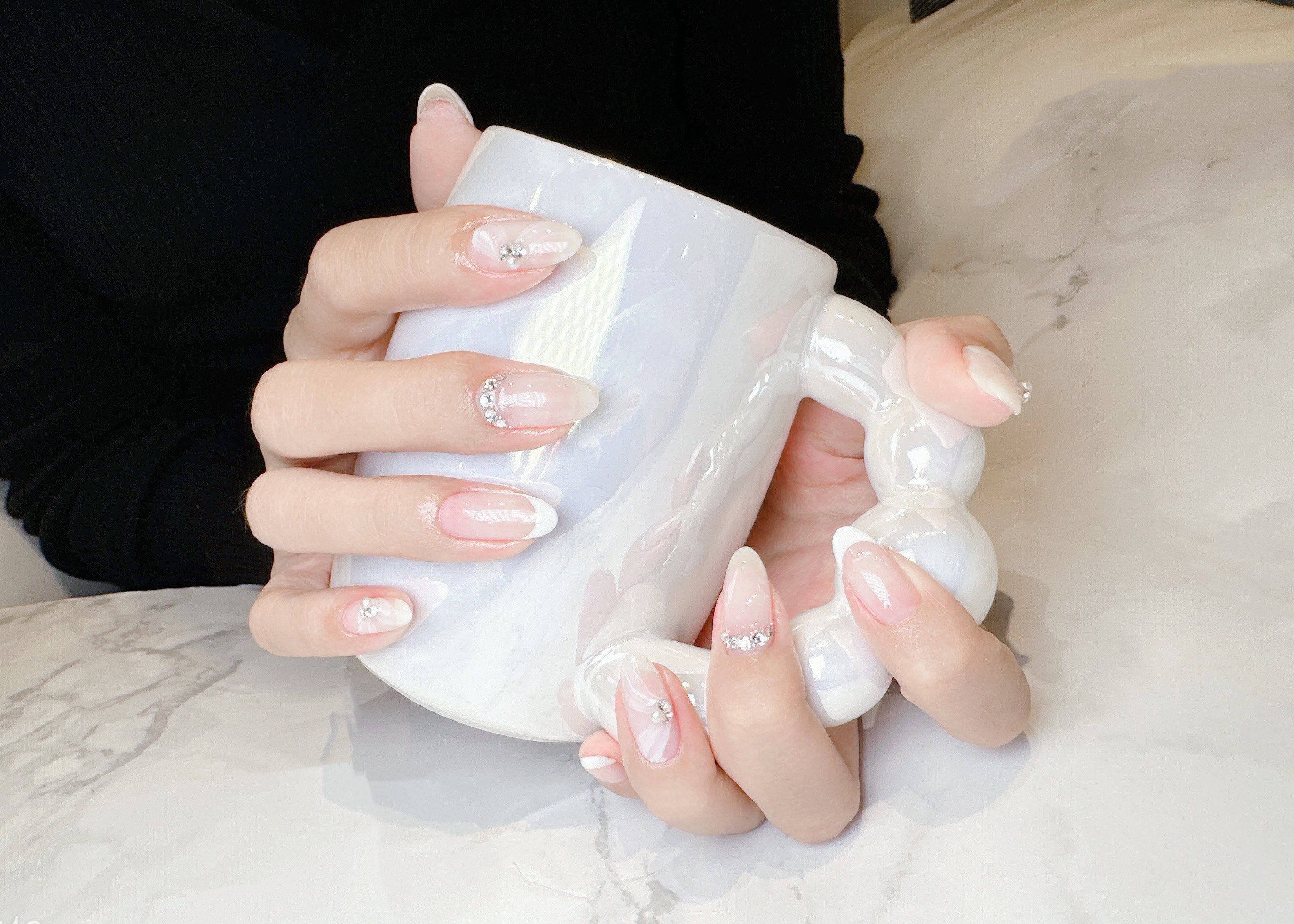 乳白色美甲.这种美甲不仅外观时尚,而且非