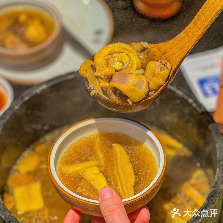 在深圳，首家野生菌石锅土鸡，一口鲜掉牙❗️