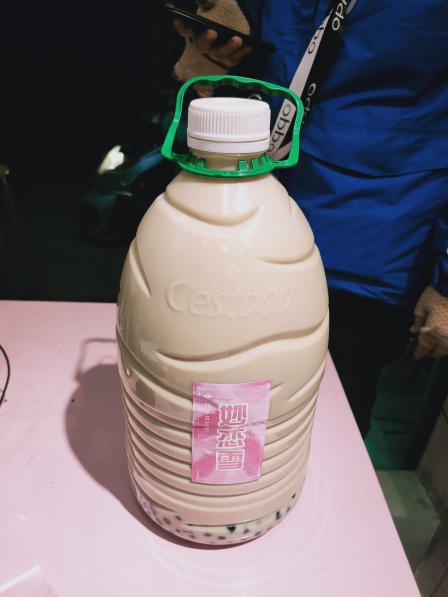 妙恋雪-"「珍珠奶茶」买了一个超大桶的珍珠奶茶送女.