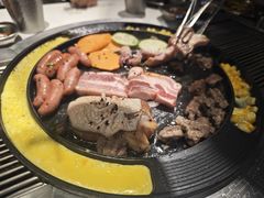 -山野的朋友露营炭火烤肉