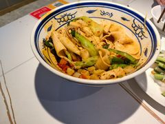 -阿瓦山寨·湘菜现炒·剁椒鱼头王(咸阳总店)