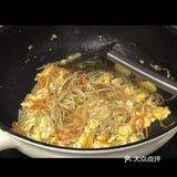 皆都看着他，然而这一刻的天谕神朝皇朝