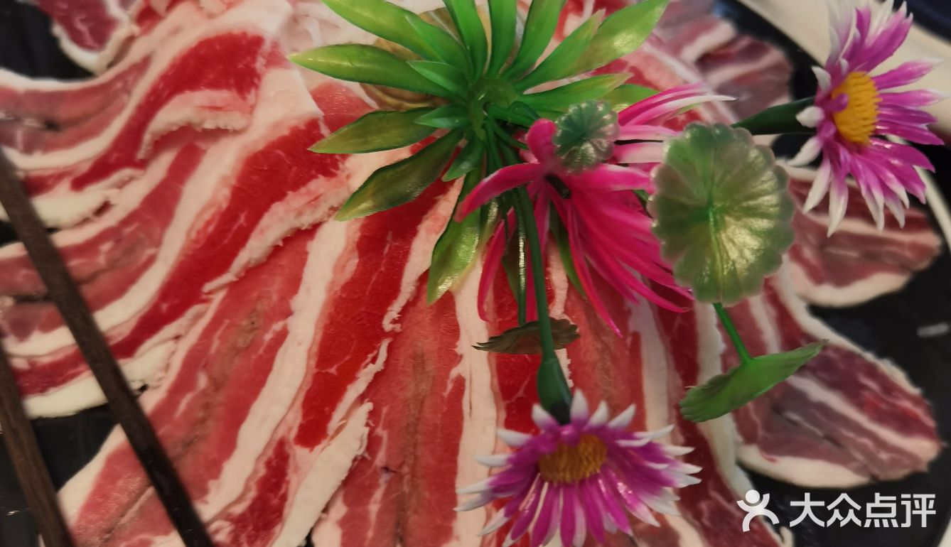 来到协信星光里的小公牛牛肉火锅店,首先被盆栽多肉而吸