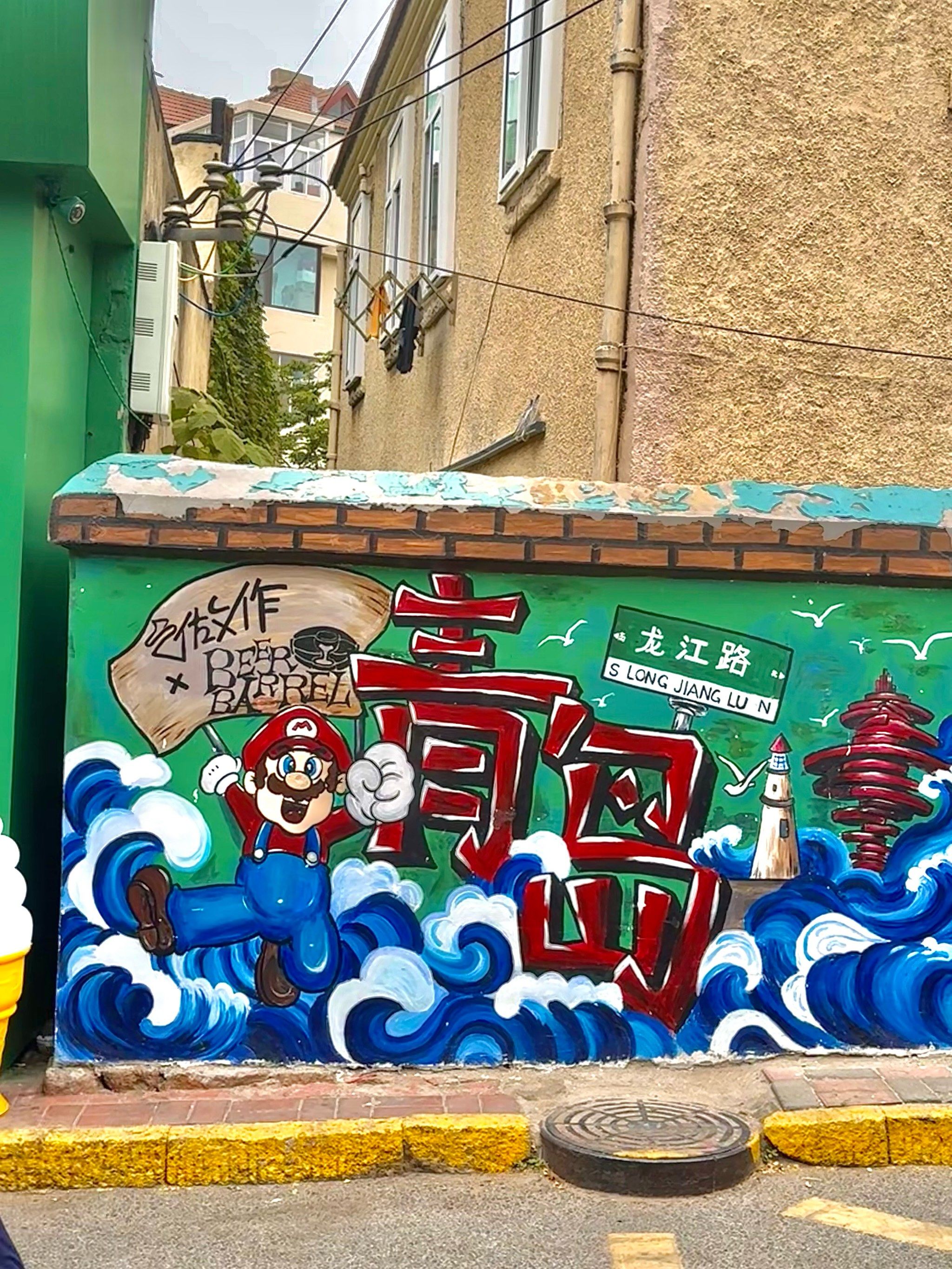 宫崎骏涂鸦墙-转角咖啡-各种好多小店的门头也很有设计感