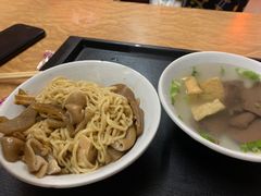 -松树干拌面店