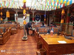 大堂-九眼石演艺藏餐石锅