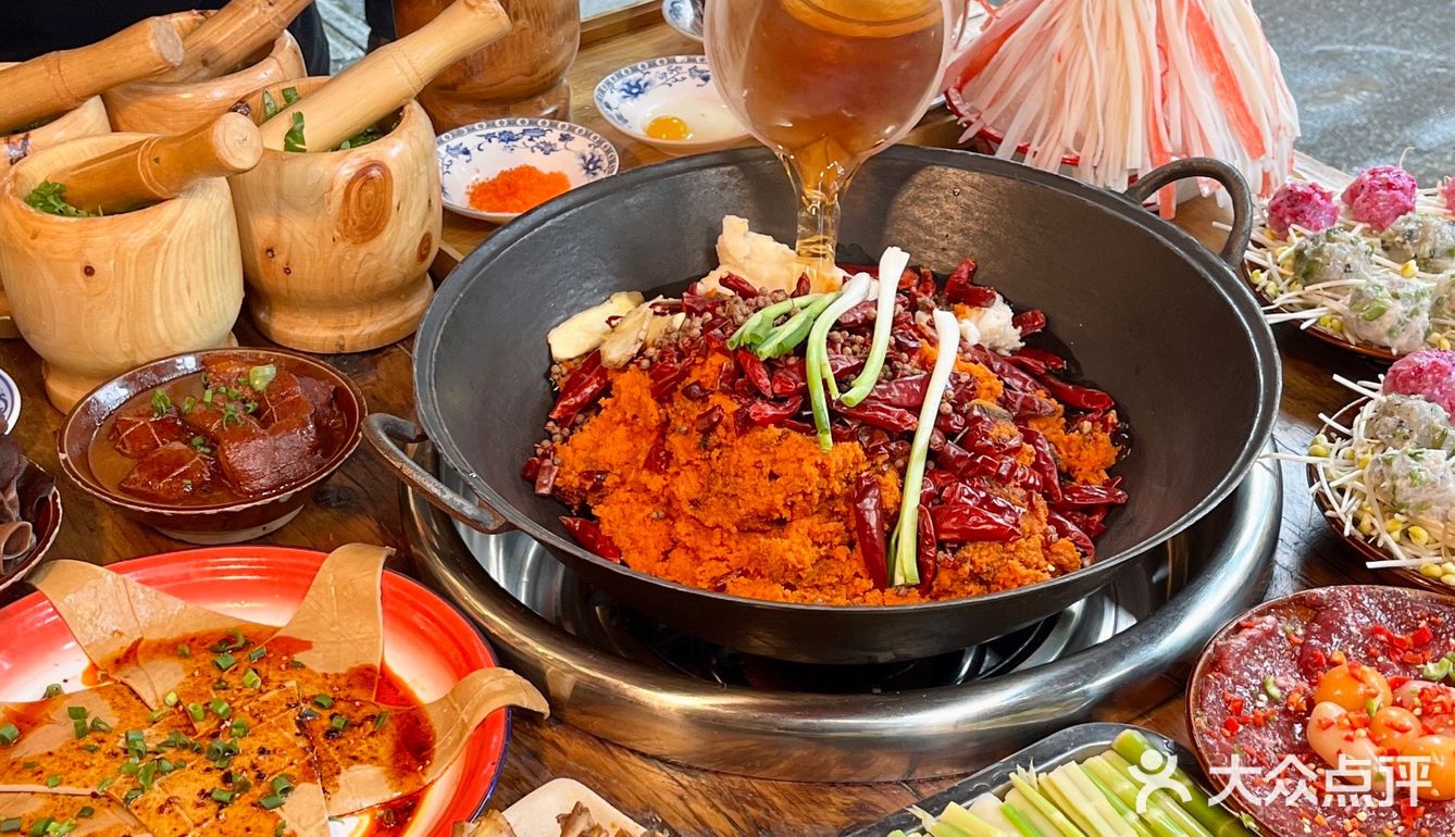 成都！老外冒雨来吃的社区火锅！现切牛肉9.9