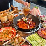 成都！老外冒雨来吃的社区火锅！现切牛肉9.9