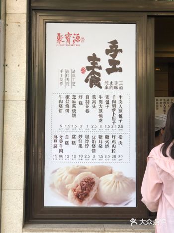 排队很长！做好心理准备，每位排队的人都不少买！