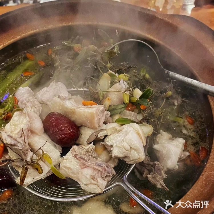 点了他们家的招牌石橄榄鸡煲哇塞～汤底真的很清