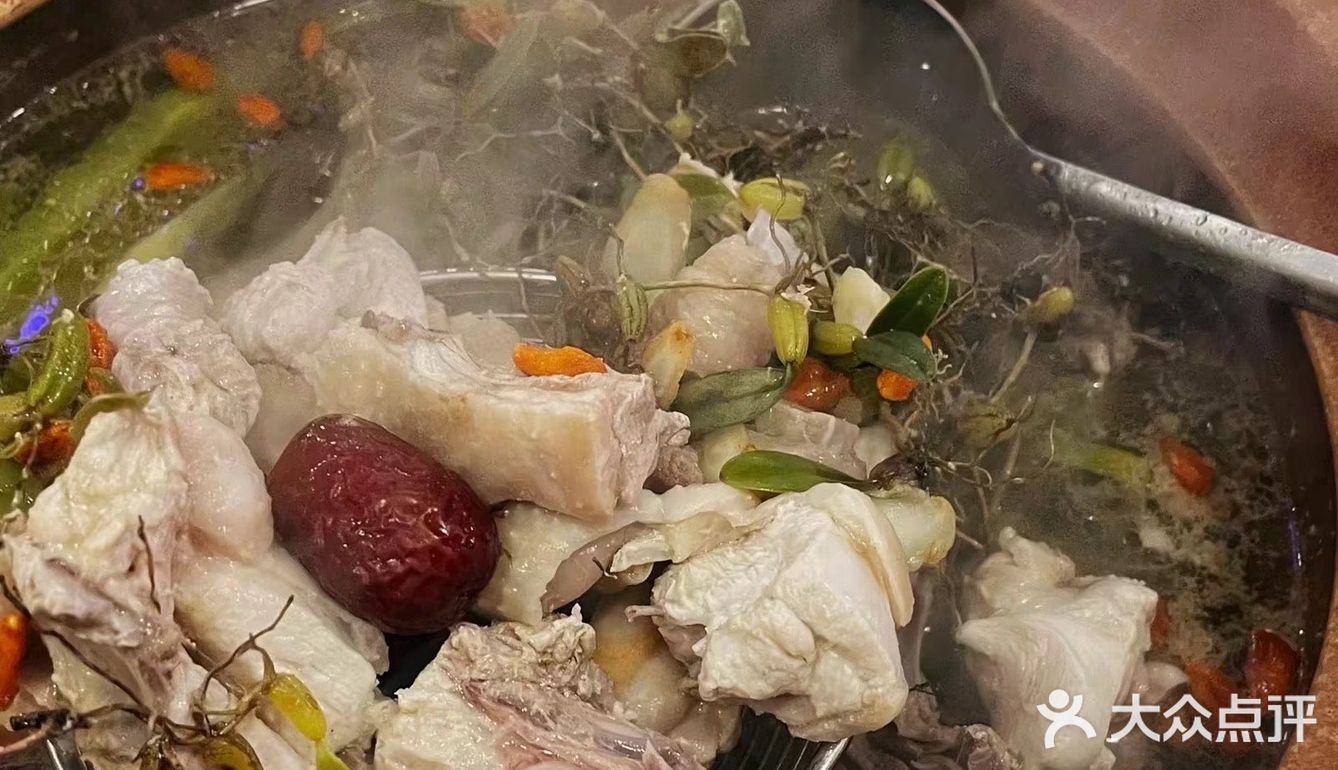 点了他们家的招牌石橄榄鸡煲哇塞～汤底真的很清