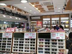 -美式眼镜·授权蔡司.依视路.尼康.豪雅.明月(人民广场店)