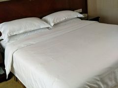 高层的房间。选了个大窗的房间光线很好。-维也纳酒店(深圳国际会展中心沙井上南店)