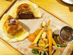 惠灵顿牛扒配法式鹅肝-味德西餐音乐酒吧 Wade's Bar&Grill