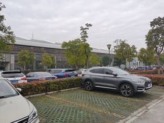 -秀沿路地铁站停车场