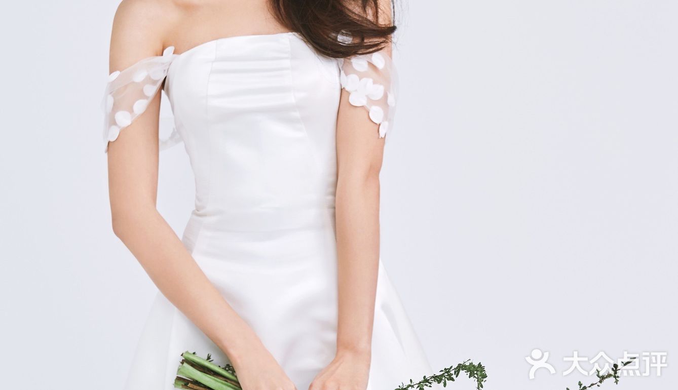 室内极简婚纱照，简单的幸福