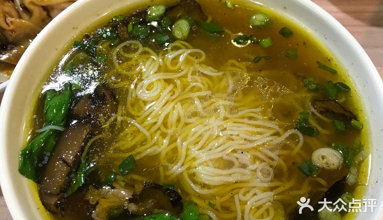 我有时候会晚上去吃面。主要特色面是宜宾的燃面系列