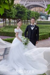 -现代经典婚纱摄影