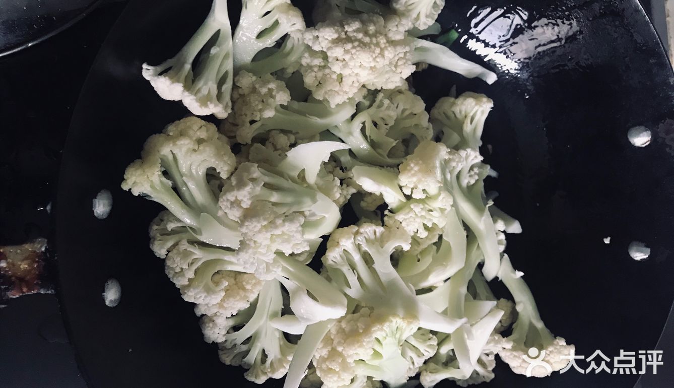 材料:铁锅一个，花菜一颗，葱姜蒜
