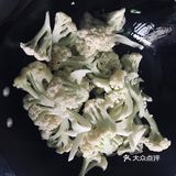 材料:铁锅一个，花菜一颗，葱姜蒜