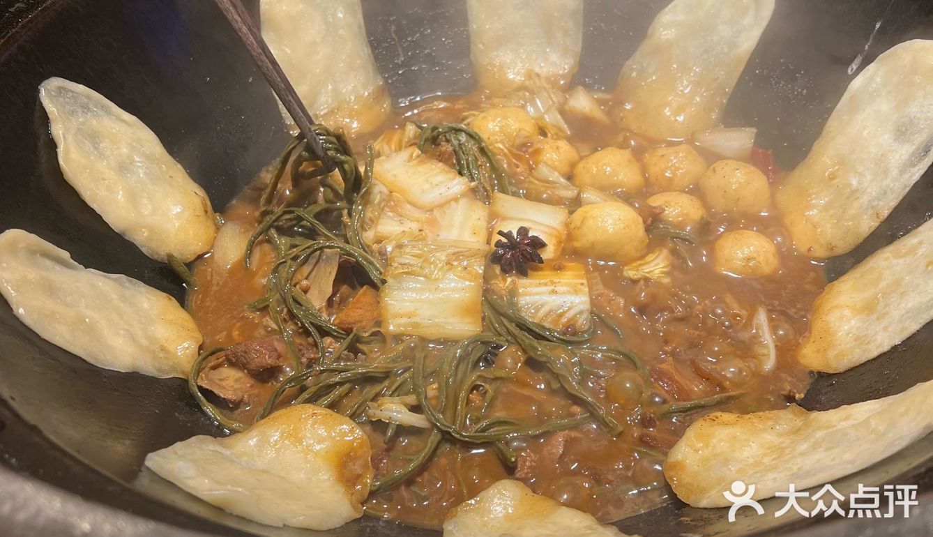 又适逢腊八,一家人来吃铁锅炖,非常惬意。这家店位于贡街