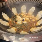 又适逢腊八,一家人来吃铁锅炖,非常惬意。这家店位于贡街