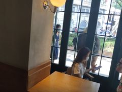 靠窗位-星巴克(武康路店)