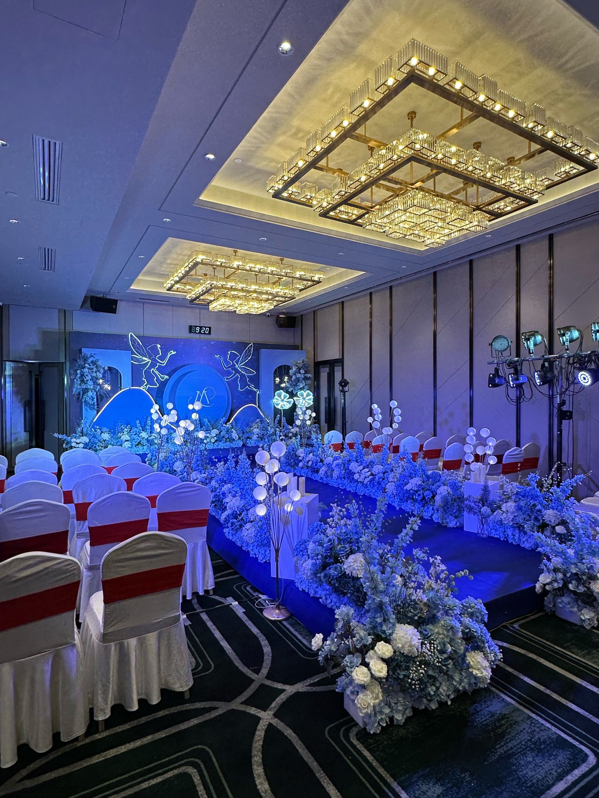 了,布景超级好看,也很大气,比酒店宴会办婚礼有感觉多了
[环境]服务