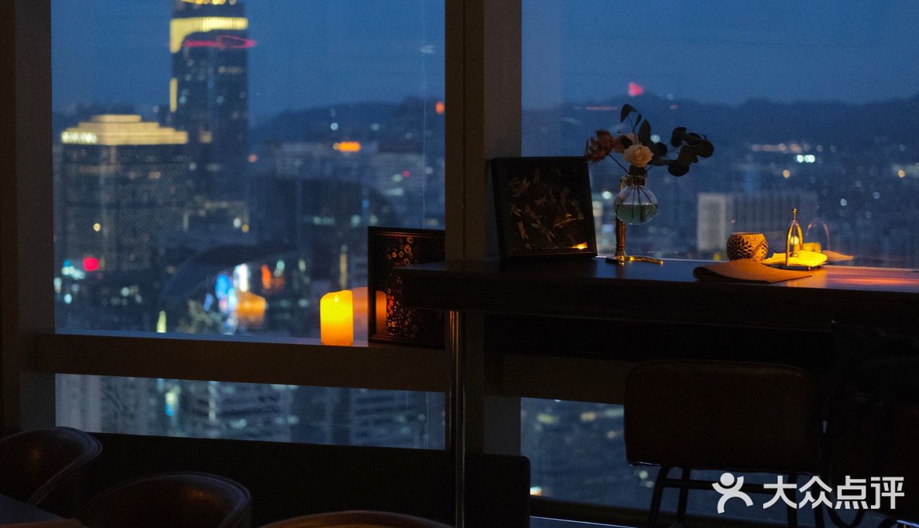 日咖夜酒 在安静私密的高空清吧微醺🍷