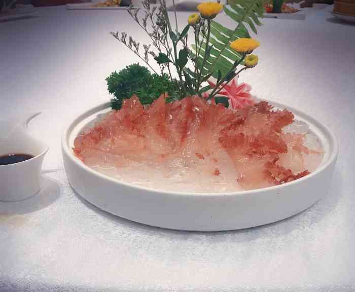 菜品很受欢迎,羊肉汤,海蜇头刺身,鳕鱼牛肉都很不错哦 甜品西米露