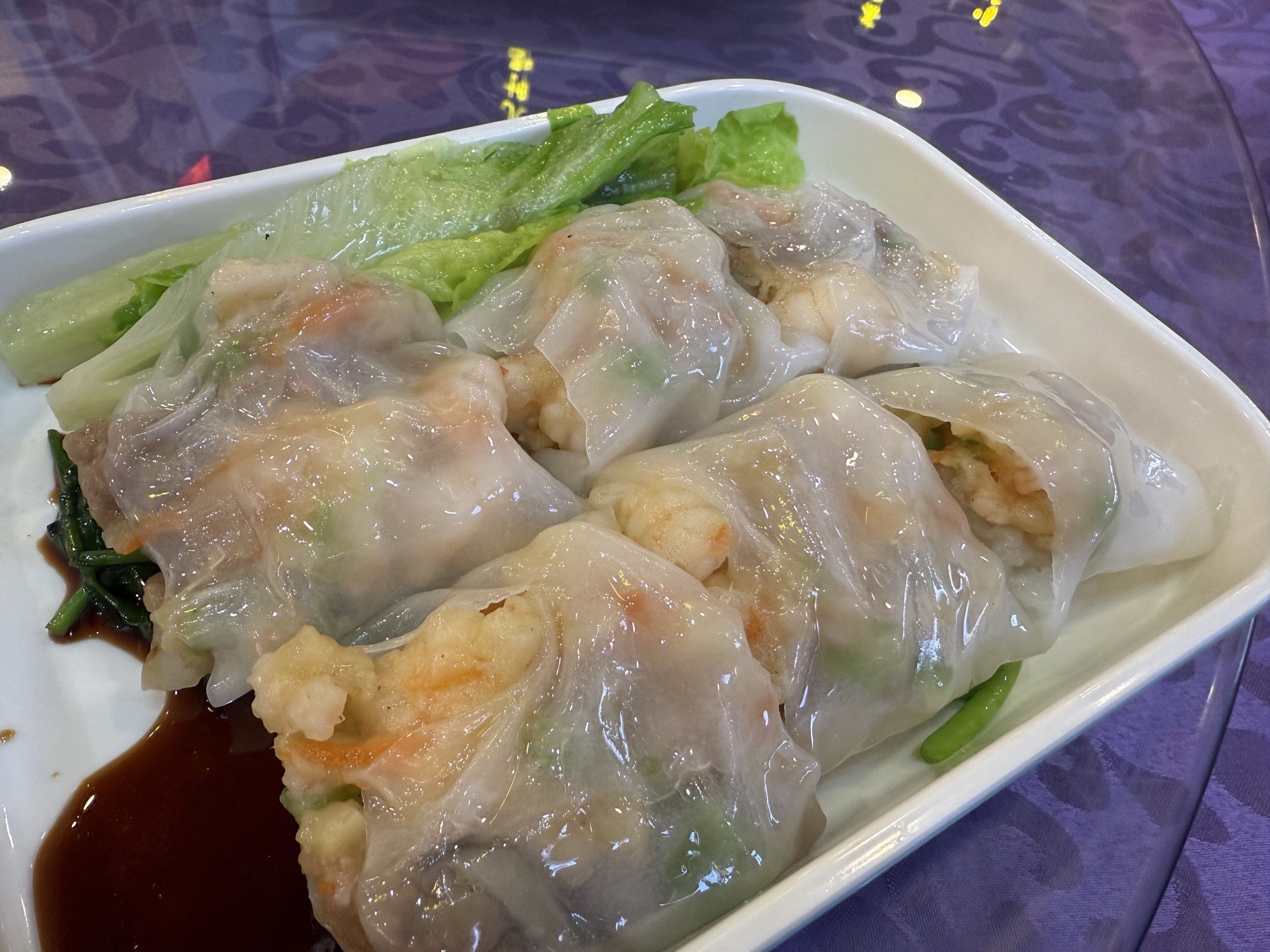 船老大驶向大海,看着海浪翻滚,心里满是期待,收获的海鲜还能加餐哦