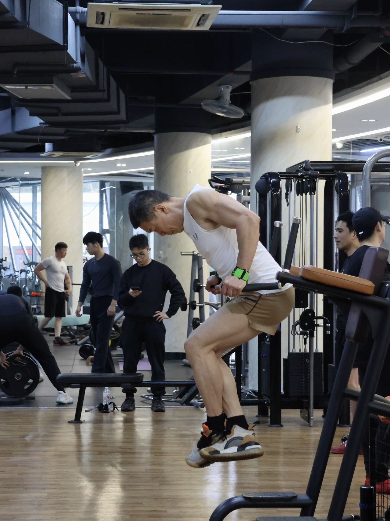 被50岁大叔刺激到了,这家健身房能救直男肚腩