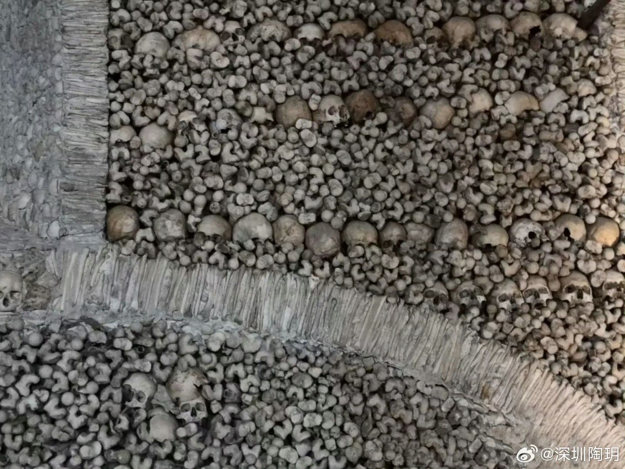 1900年,意大利.米兰一座由骷髅堆砌而成的