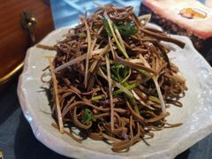 香椿苗拌黑豆腐丝-肉串汪(望京店)