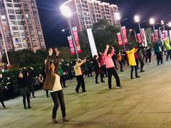 万达大妈吵闹广场舞-香港十三座(宝山万达店)