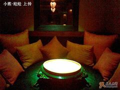 一楼的沙发榻&nbsp;红色-花马天堂云南餐厅 Lost Heaven(高邮路店)