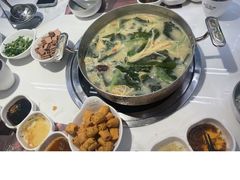 -洪氏嗨捞·广东猪肚鸡·椰子鸡火锅(西咸万象城店)