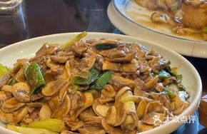 Garlic Chives with Button Mushrooms