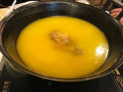 浓厚原只鸡煲花胶汤-鲜入围煮花胶鸡海鲜火锅