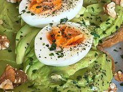 牛油果煮蛋吐司-RAC BAR(安福路店)