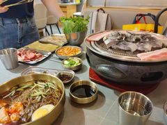 -围炉肉舍•炭烤活鳗•丹东海鲜烤肉(步行街店)