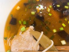 特色酸菜肉片米线-巴鑫田姐米线(巴南万达店)