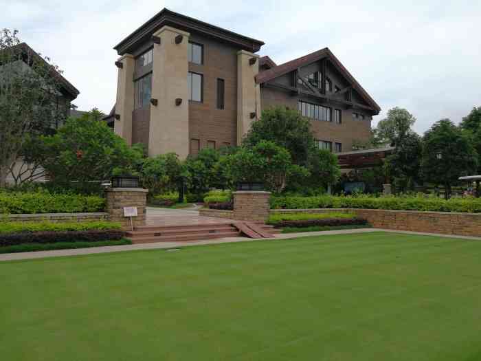 南宁青秀山国际高尔夫球会停车场-"环境优雅,空气清新,绿油油的草坪让