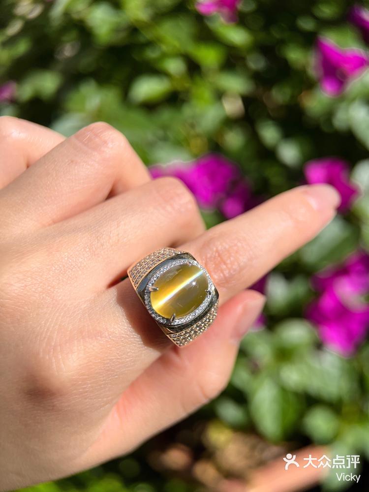 vicky 5月30日 19:40 关注 超酷的猫眼男戒一枚～ 戒指的设计简约而