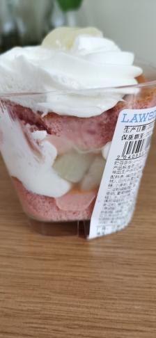 罗森便利店(鸿基广场店)-"大早上的吃凉凉的甜品.新品白桃奶油芝士杯.